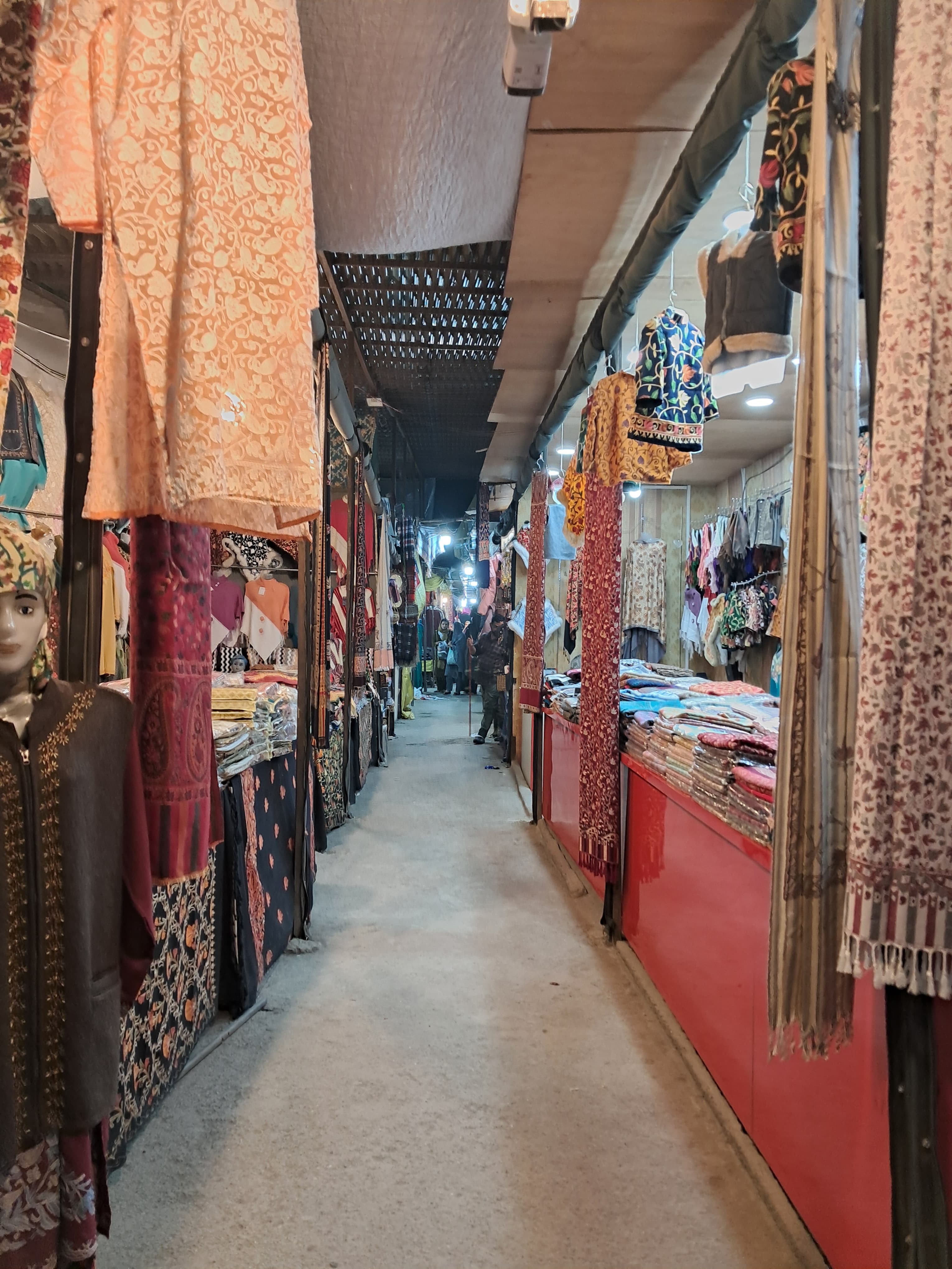 The cloth shop at the Nishat Bagh jetty