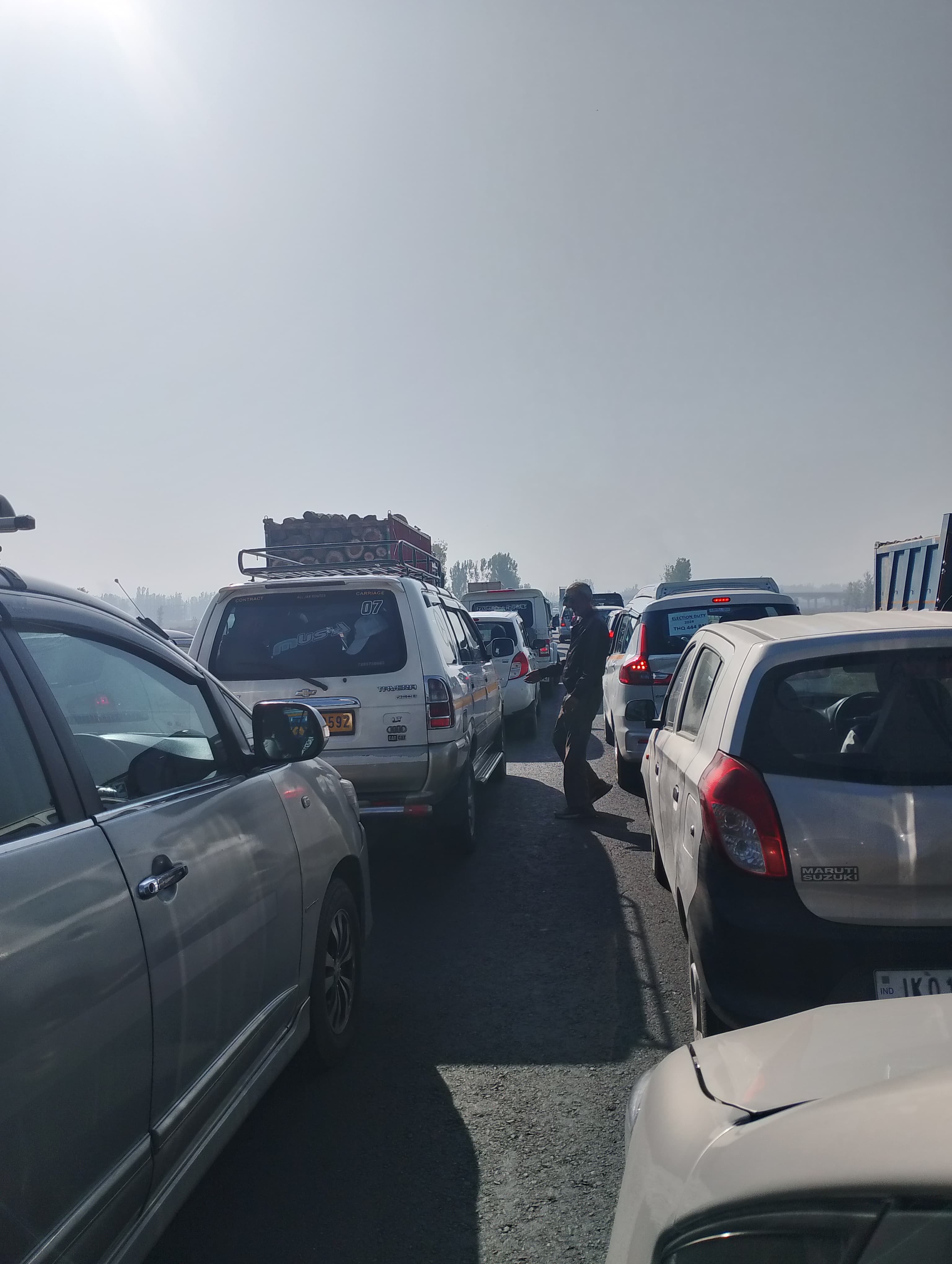 The traffic jam en route to Pahalgam on NH44