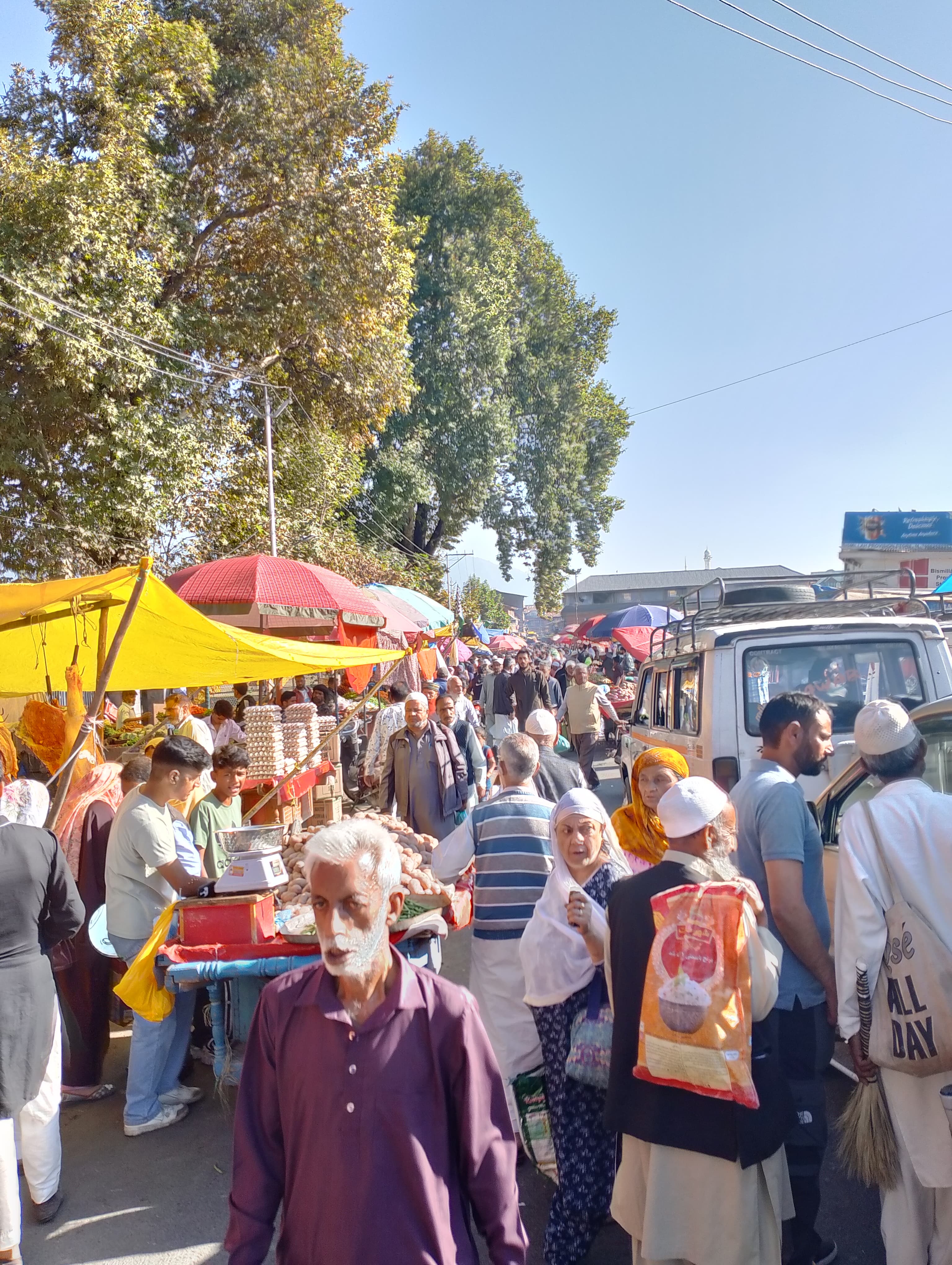 The Friday hustle bustle near Hazratbal Shrine