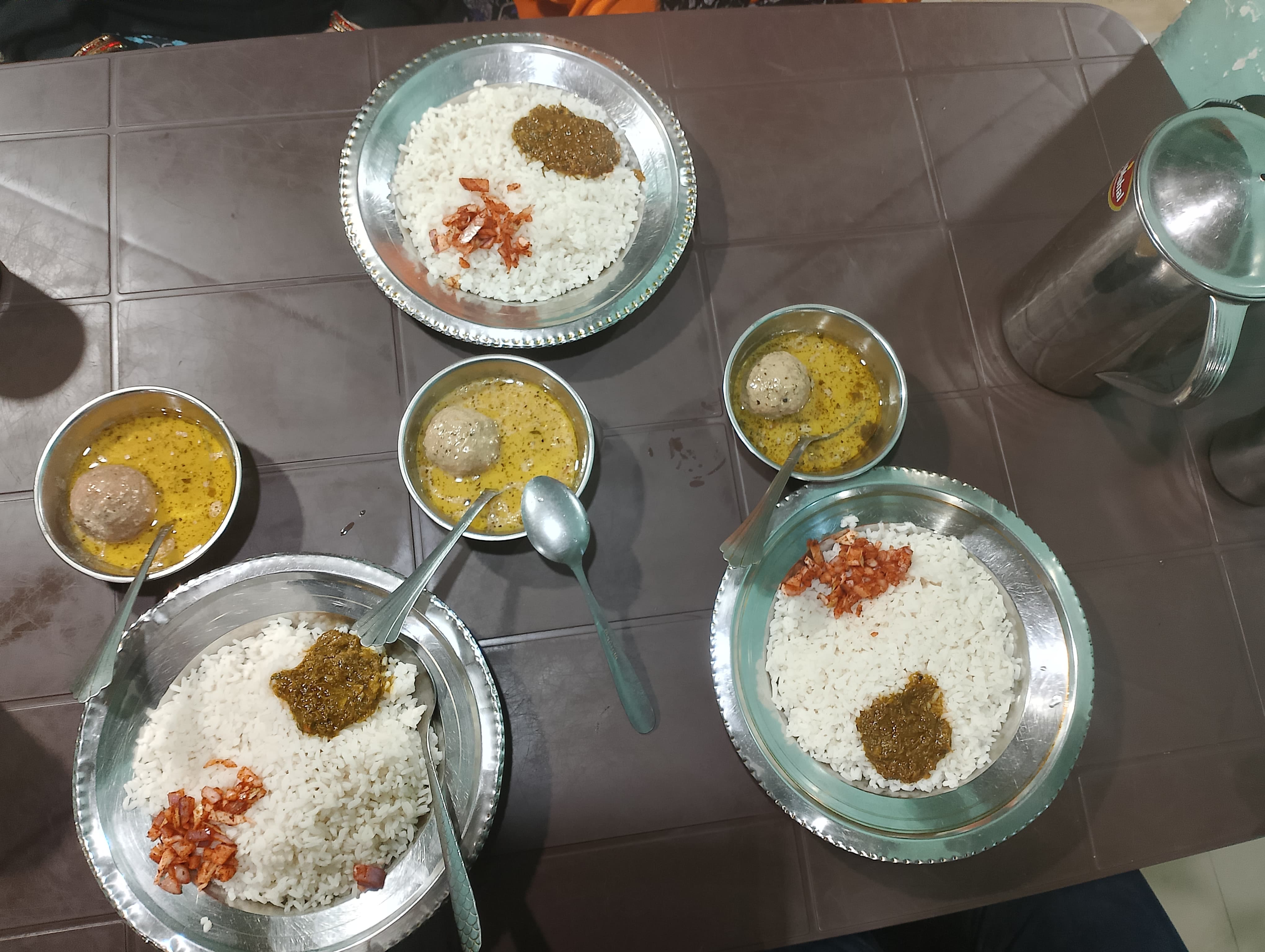 Dinner at a local hotel - rice with gustaba (minched mutton meatballs served in a yoghurt-based gravy), spinach salaan, and vinegar-based onion pickle